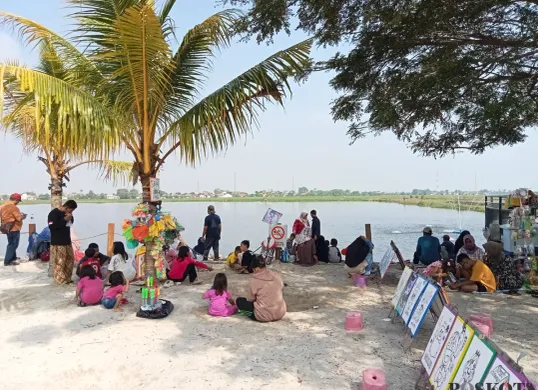 Kondisi Danau Pasir Putih, Kedung Pengawas, Kecamatan Babelan, Kabupaten Bekasi sudah mulai ramai pengunjung sejak Minggu, 11 Mei 2025, pagi hari. Mereka ada yang memancing, bermain pasir hingga membeli kuliner. (Sumber: Poskota/Nurpini Aulia Rapika)
