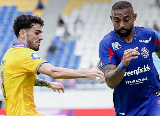 Arema FC menelan kekalahan pertama di Stadion Kanjuruhan musim ini, saat menjamu Persik Kediri dalam lanjutan pekan 32 Liga 1 2024-2025. (Foto: Instagram/@aremafcofficial)