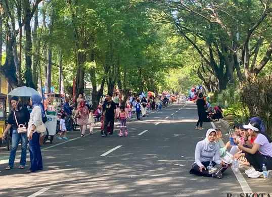 Suasana Car Free Day di Tugu Adipura Kota Tangerang dipenuhi ratusan warga pada Minggu, 11 Mei 2025. (Sumber: Poskota/Primayanti Manulu)