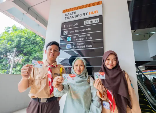 Peluncuran Kartu Jakarta Mobilitas Bebas Akses (JakMob) oleh Bank DKI, yang terintegrasi dengan berbagai moda transportasi seperti Transjakarta, MikroTrans (Jaklingko), LRT, MRT, dan Commuter Line (KRL). (Sumber: Bank DKI)