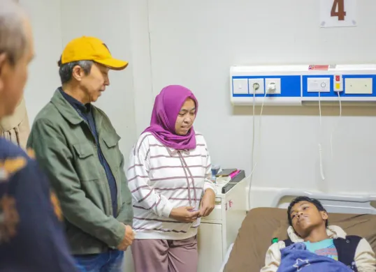 Wali Kota Bogor, Dedie A. Rachim, bersama Kepala BGN, Dadan Hindayana,  menjenguk para siswa yang di rawat di RSUD Bogor akibat keracunan MBG. (Sumber: Humas Pemkot Bogor)