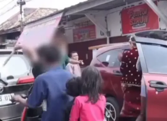 Momen pengantin pria dibacok oleh orang yang tidak dikenal di Palembang. (Sumber: Tangkap Layar Instagram/@medsoszone)