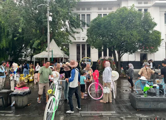 Penyewaan sepeda ontel di Kota Tua, ramai diminati pengunjung, Minggu 11 Mei 2025. (Sumber: Poskota/Pandi Ramedhan)