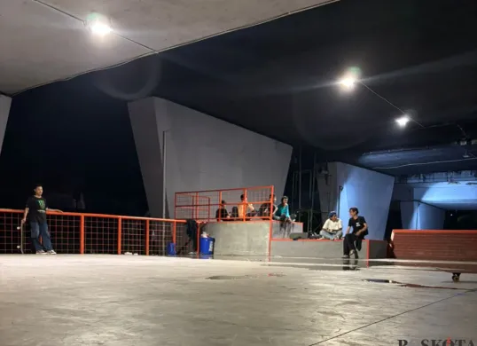 Warga saat bermain sepeda dan skateboard di Skate Park Slipi, Tanah Abang, Jakarta Pusat. (Sumber: Poskota/Pandi Ramedhan)