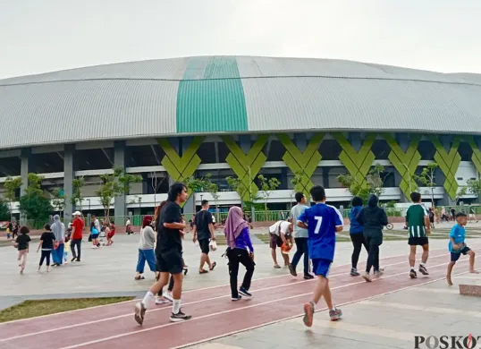 Taman Plaza Patriot Candrabhaga, Kota Bekasi diminati masyarakat yang ingin olahraga dan buat konten. Minggu 11 Mei 2025. (Sumber: Poskota/Nurpini Aulia Rapika)