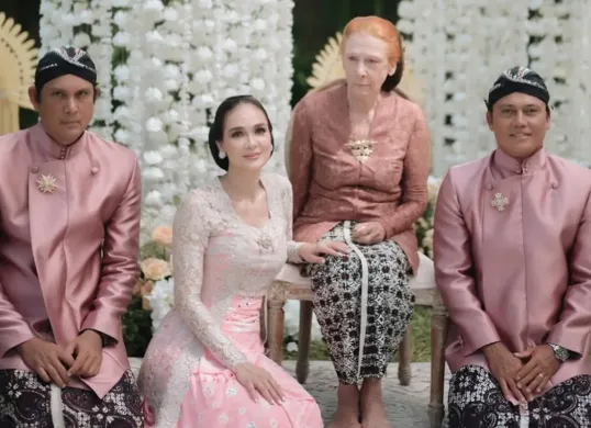 Ismael Dully tampil anggun dengan beskap pink saat mendampingi Luna Maya dalam prosesi siraman pernikahan di Bali. (Sumber: Instagram)