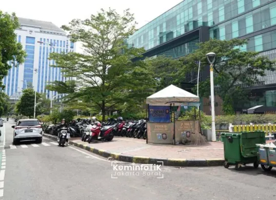 Kondisi trotoar di kawasan Puri dekat kantor Walikota Jakarta Barat. (Sumber: Kominfotik)