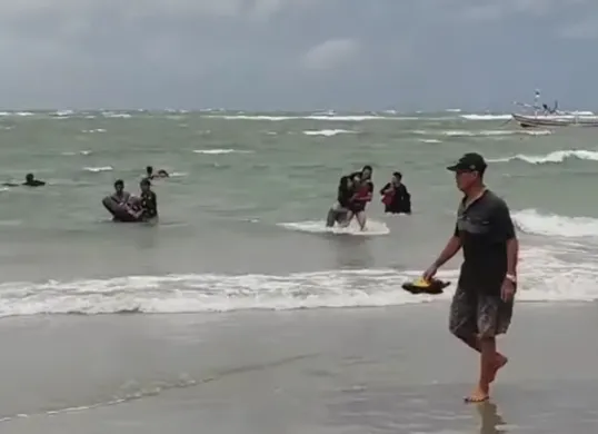 Proses evakuasi penumpang Kapal Tiga Putra yang terbalik dan tenggelam saat mengangkut wisatawan dari Pulau Tikus menuju daratan sebanyak 7 wisatawan dinyatakan tewas. (Sumber: Capture Instagram @evaastijayanti88)