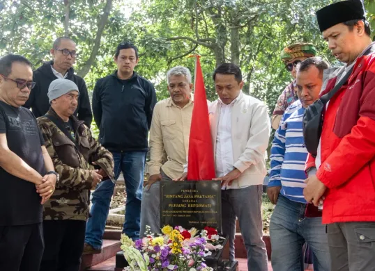 Sejumlah Aktivis 98 Bandung ziarah ke makam Hafidin Royan, pahlawan reformasi Tragedi Trisakti 1998, untuk mengenang perjuangannya. (Sumber: Dok Presidium Aktivis 98 Kota Bandung)