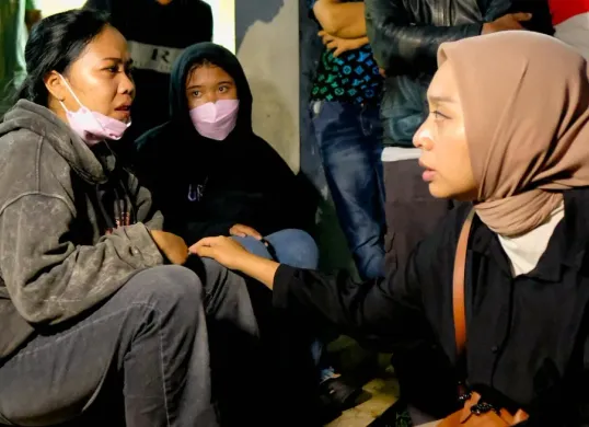 Wakil Bupati Garut Luthfianisa Putri Karlina langsung mendatangi RSUD Pameungpeuk menenangkan salahsatu keluarga korban peledakan amunisi milik TNI di Pantai Garut Selatan. (Sumber: Dok Instagram @putrikarlina)