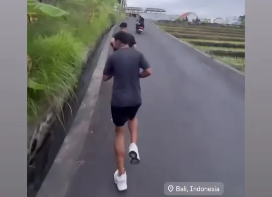Marselino Ferdinan dan Asnawi Mangkualam lari pagi di Bali. (Tangkapan layar @marselinoferdinan10)