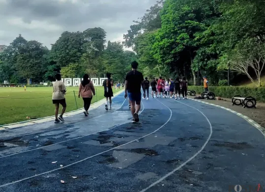 Sejumlah warga bogor berolahraga di Lapangan Sempur, Kota Bogor, Senin, 12 Mei 2025. (Sumber: Poskota/Sekar Putri Andini)