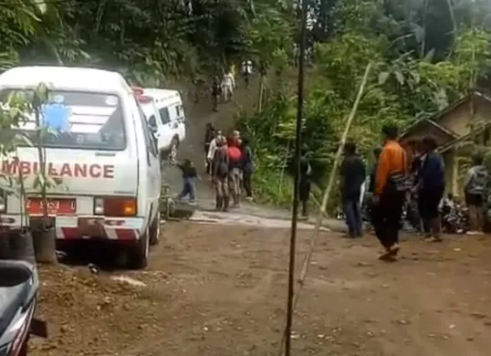Ambulans disiagakan untuk mengevakuasi para korban tewas dalam peristiwa ledakan di Desa Sagara, Kecamatan Cibalong, Kabupaten Garut, Senin, 12 Mei 2025. (Sumber: Istimewa)