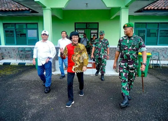Ketua LPAI Seto Mulyadi meninjau langsung pelaksanaan program Pendidikan Karakter Panca Waluya di Dodik Bela Negara Rindam III/Siliwangi, Cikole, Lembang, Kabupaten Bandung Barat, Sabtu, 10 Mei 2025. (Sumber: jabarprov.go.id)
