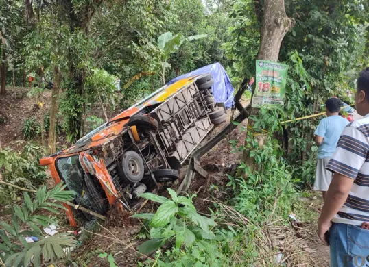 Bus pariwisata yang terlibat lakalantas di Cikedal, Pandeglang, saat ini masih di dalam parit dengan kondisi rusak parah. (Sumber: Poskota/Samsul Fatoni)