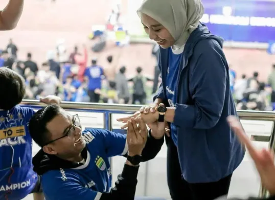 Aksi lamaran yang dilakukan oleh Maula Akbar Mulyadi Putra terhadap Wakil Bupati Garut, Putri Karlina. (Sumber: Instagram/@maula_akbar08)