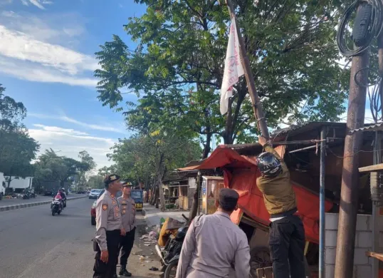 Petugas menertibkan atribut ormas di wilayah Kota/Kabupaten Tangerang, Senin, 12 Mei 2025. (Sumber: Dok. Humas Polres Metro Tangerang Kota)