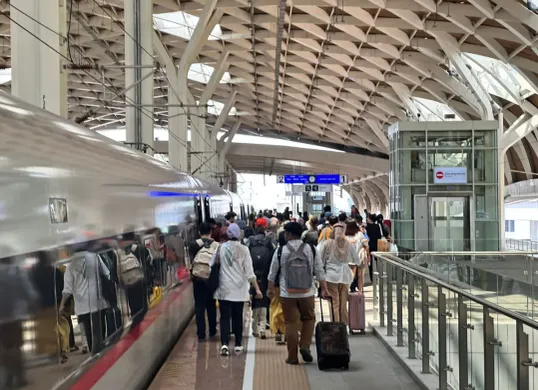 Masyarakat memanfaatkan layanan kereta cepat atau Whoosh di musim libur panjang Waisak. Selama long weekend, KCIC mencatat lebih dari 90 ribu tiket telah terjual. (Sumber: PT KCIC)