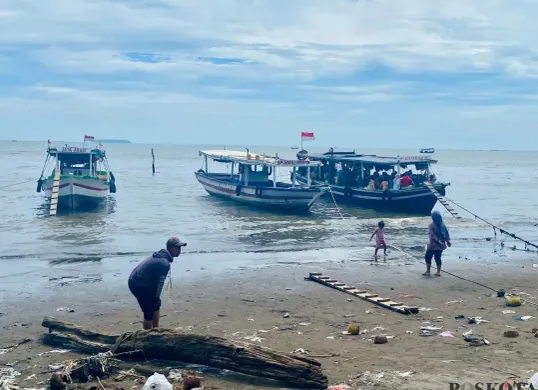 Kapal dipenuhi pengunjung hendak melakukan penyeberangan menuju Kepulauan Seribu, Senin 12 Mei 2025. (Sumber: Poskota/Primayanti Juli Kumala Manalu)