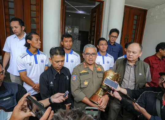 Para pemain Persib seusai mengikuti rakor konvoi juara Liga 1 bersama Wali Kota Bandung, Muhammad Farhan di Balai Kota Bandung, Senin, 12 Mei 2025. (Sumber: Diskominfo Kota Bandung)
