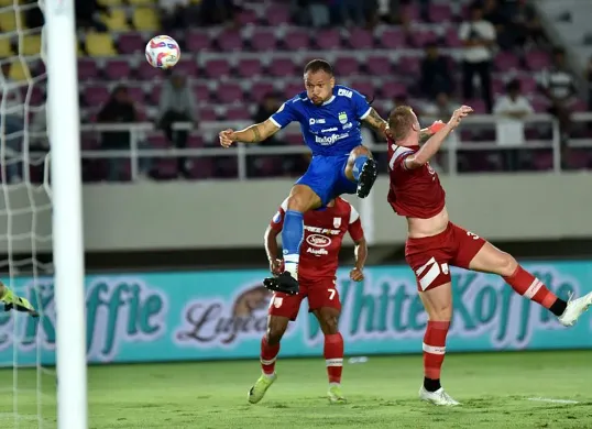 Persib saat hadapi Persis Solo di Stadion Manahan pada putaran pertama Liga 1 musim 2024-25. (Sumber: Media Officer Persib Bandung)