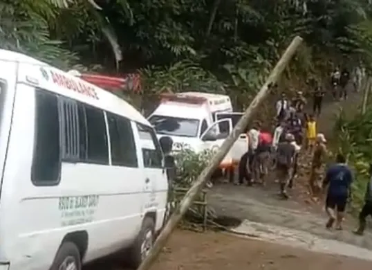 Proses evakuasi korban ledakan amunisi TNI di Desa Sagara, Kecamatan Cibalong, Kabupaten Garut, Senin, 12 Mei 2025. (Sumber: Istimewa)