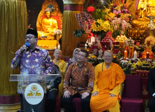 Wakil Gubernur Jakarta Rano Karno saat memberikan sambutan di acara Perayaan Tri Suci Waisak, Wihara Ekayana Arama–Indonesia Buddhist Centre, Jakarta Barat, Senin 12 Mei 2025. (Sumber: Poskota/Bilal Nugraha Ginanjar)