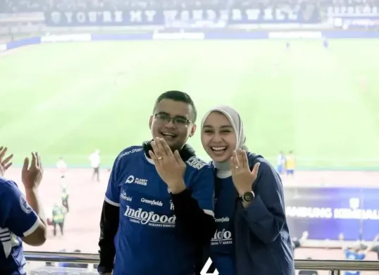 Maula Akbar dan Putri Karlina bagikan momen tukar cincin di Stadion GBLA Persib, tanda sudah tunangan. (Sumber: Instagram)