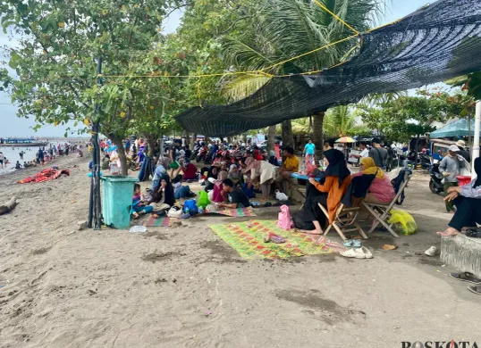 Suasana Pantai Tanjung Pasir, Kabupaten Tangerang tampak dipenuhi pengunjung di libur Waisak pada Senin,12 Mei 2025. (Sumber: Poskota/Primayanti Juli Kumala Manalu)