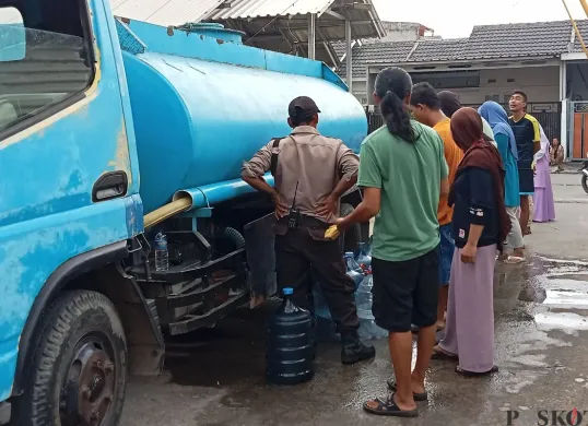 Warga Perumahan Pondok Permata, Babelan, Kabupaten Bekasi, mengantre air bersih dari tangki PDAM Tirta Bhagasasi, Selasa, 13 Mei 2025. (Sumber: Poskota/Nurpini Aulia Rapika)