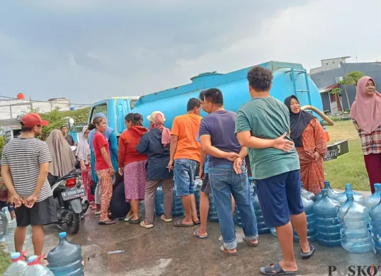 Warga Perumahan Pondok Permata, Kecamatan Babelan, Kabupaten Bekasi, mengantre air bersih, Selasa, 13 Mei 2025. (Sumber: Poskota/Nurpini Aulia Rapika)