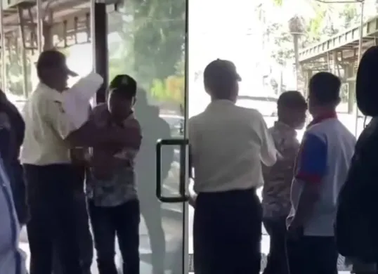 Aksi debt collector atau DC yang datangi pegawai pabrik baja ringan di Daan Mogot, Jakbar viral di media sosial lantaran melakukan aksi premanisme. (Sumber: Tangkap layar Instagram/@medsoszone)