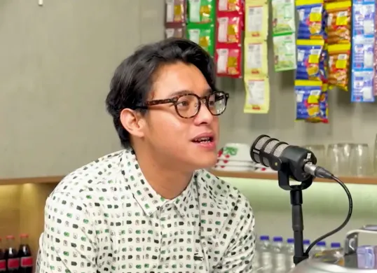 Kenapa Ardhito Pramono dan Jeanneta Sanfadelia bercerai? Sang musisi mengungkap penyesalan mendalam atas keputusannya bercerai dan mengakui kesalahan di masa lalu. (Sumber: YouTube/PWK)