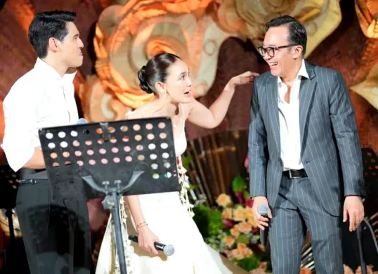 Potret resepsi pernikahan mewah Luna Maya dan Maxime Bouttier di Bali, penyanyi Ari Lasso mencuri perhatian dengan komentarnya yang lucu dan kehadirannya bersama Dearly Djoshua. (Sumber: Instagram/@arilasso)