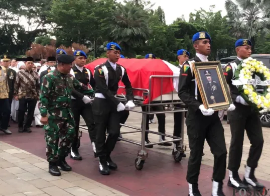 Jenazah Mayor Jenderal (Mayjen) TNI (Purn) Eddie Mardjoeki Nalapraja dikuburkan di TMP Kalibata, Jakarta Selatan, Selasa, 13 Mei 2025. (Sumber: Poskota/M. Tegar Jihad)