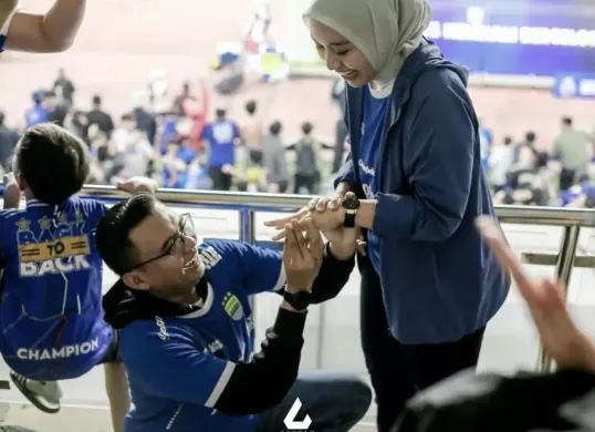 Moment Putri Karlina dilamar Maula Akbar usai pertandingan Persib vs Barito. (Sumber: Instagram/@putri.karlina14)