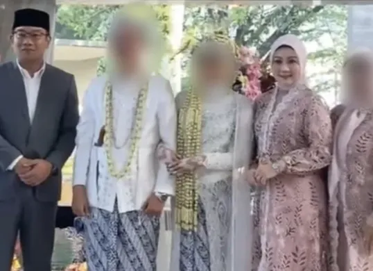 Ridwan Kamil dan Atalia Praratya tersenyum hangat saat menghadiri pernikahan sebagai saksi nikah, menegaskan keharmonisan rumah tangga mereka di tengah isu yang menerpa. (Sumber: Instagram/@ataliapr)