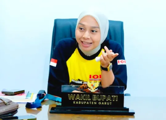 Potret Wakil Bupati Garut, Putri Karlina menjadi sorotan usai dilamar Maulana Akbar putra Gubernur Jabar Dedi Mulyadi. Meski tak memiliki kendaraan pribadi, kekayaannya mencapai Rp6,48 miliar. (Sumber: Instagram/@putri.karlina14)
