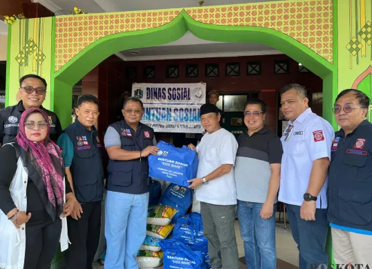 Dinsos Jakarta berikan bantuan kepada warga Kalideres, Jakarta Barat, yang terdampak angin puting beliung, Selasa, 13 Mei 2025. (Sumber: Poskota/Pandi Ramedhan)