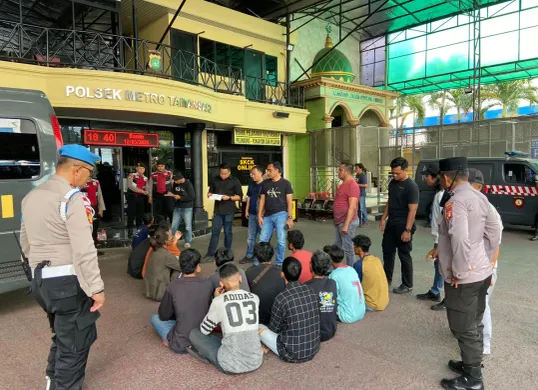 Polres Metro Jakarta Pusat menangkap 14 orang juru parkir liar dan "pak ogah" di wilayah Tamansari, Jakarta Barat, pada Senin, 12 Mei 2025. (Sumber: Dok. Polres Jakarta Barat)
