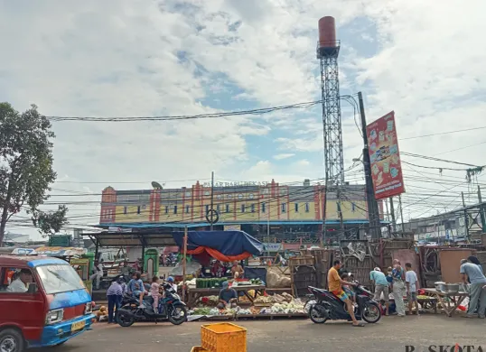 Suasana jual beli di Pasar Baru, Bekasi Timur. Pedagang mengaku was-was dan terganggu dengan adanya tindakan premanisme yang kerap terjadi. (Sumber: Poskota/Nurpini Aulia Rapika)