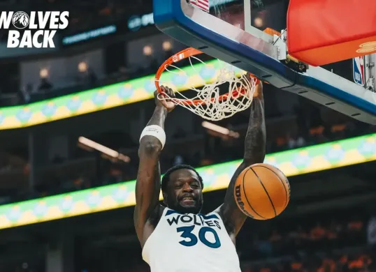 Julius Randle mencetak poin tertinggi saat Minnesota Timberwolves mengalahkan Golden State Warriors di game 4 semifinal wilayah barat playoff NBA 2025. (Sumber: Instagram @timberwolves)