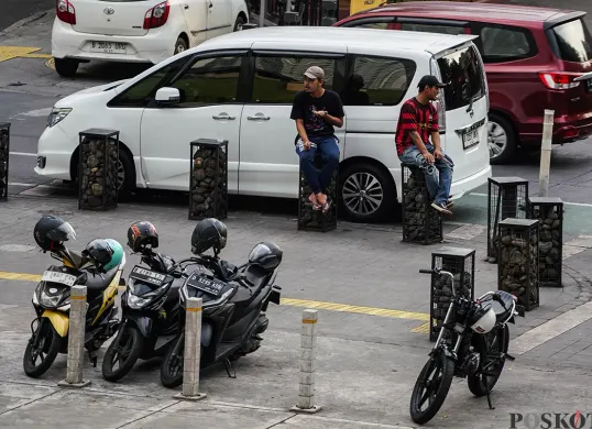 Ilustrasi kendaraan terparkir ilegal di Jakarta. (Sumber: Poskota/Bilal Nugraha Ginanjar)