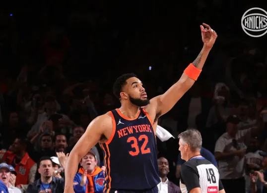 Karl-Anthony Towns tampil apik saat New York Knicks mengalahkan Boston Celtics di game 4 semifinal wilayah timur NBA Playoff 2024-25. (Sumber: Instagram @nyknicks)