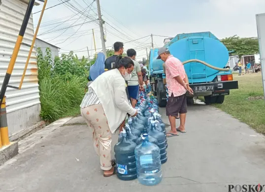 Warga Perumahan Pondok Permata, Babelan, Kabupaten Bekasi mengantre air bersih dari PDAM, Selasa, 13 Mei 2025. (Sumber: Poskota/Nurpini Aulia Rapika)