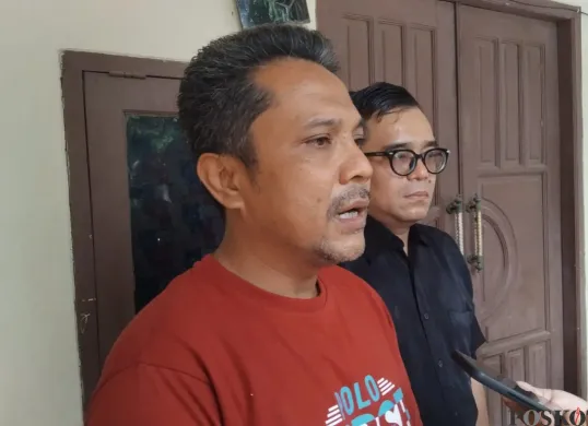 Adhel Setiawan, 48 tahun, dan Rezekinta Sofrizal (Direktur Eksekutif LBH Pendidikan Indonesia) berbicara terkait laporan ke Komnas HAM mengenai pendidikan militer gagasan Gubernur Jawa Barat Dedi Mulyadi. (Sumber: Poskota/Nurpini Aulia Rapika)