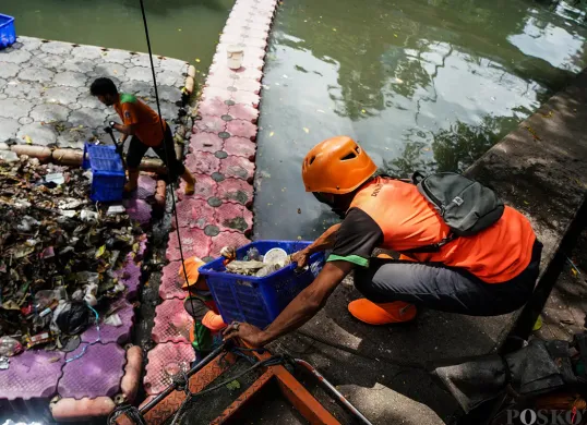 Pembersihan Sampah di Kali Cideng