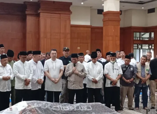 Gubernur Jakarta Pramono Anung saat memberikan ucapan belasungkawa kepada mantan Wakil Gubernur Jakarta periode 1984-1987 Mayor Jenderal (Mayjen) TNI (Purn) Eddie Mardjoeki Nalapraya. (Sumber: Poskota/M. Tegar Jihad)