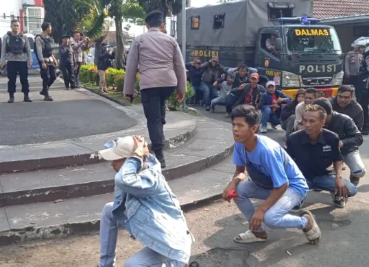 Puluhan pelaku premanisme digelandang ke Mapolres Garut beberapa waktu lalu. (Sumber: Poskota/Fani Ferdiansyah)