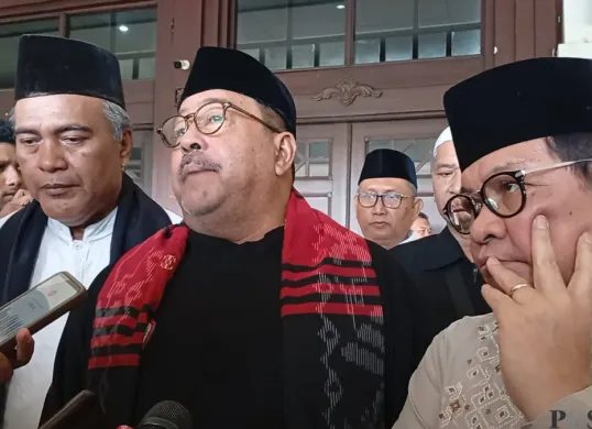 Wakil Gubernur Jakarta Rano Karno usai menshalati almarhum Eddie Mardjoeki Nalapraja di Padepokan Pencak Silat, TMII Jakarta Timur, Selasa 13 Mei 2025. (Sumber: Poskota/M. Tegar Jihad)